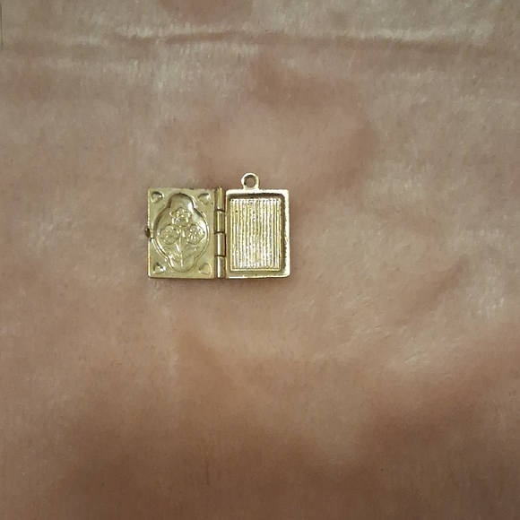 Gold Locket Pendant - Picture 2 of 4